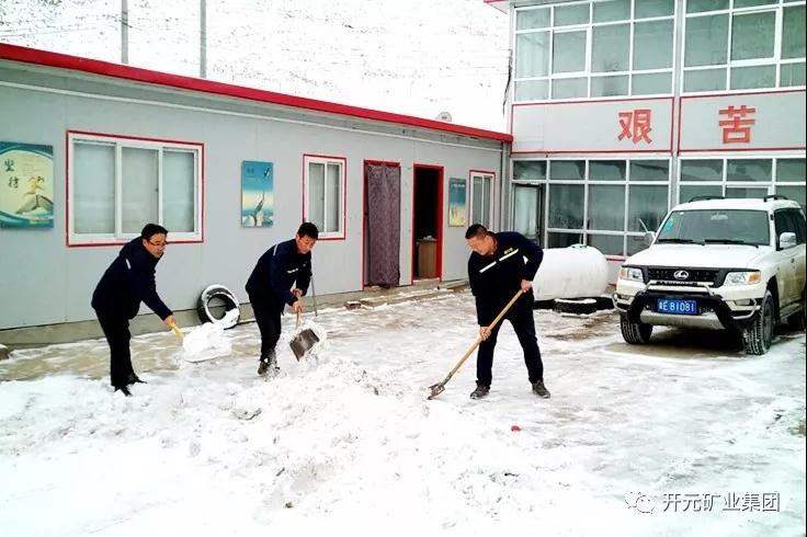 人間四月芳菲盡，山中春雪還復(fù)來